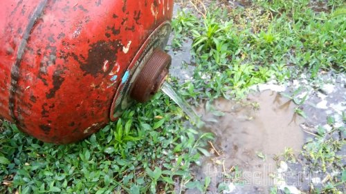 Изготовление мангала из газового баллона - сливаем воду из баллона