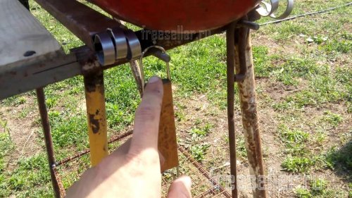 Изготовление мангала из газового баллона - привираем болтики для кочерги