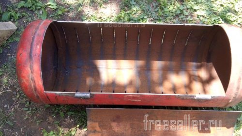 Изготовление мангала из газового баллона - пропиливаем отверстия для воздухоподачи