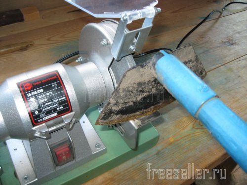 Простое приспособление для облегчения заточки тяпок и плоскорезов - заточка тяпки