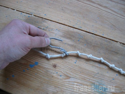 Простое приспособление для облегчения заточки тяпок и плоскорезов - вставляем узелок в крючок