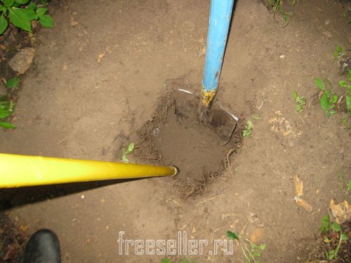 Извлекаем землю из ямы при помощи тяпки и лопаты
