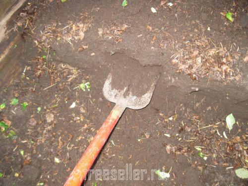 Копание совковой лопатой