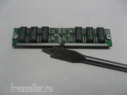 Изготовление спиннера из оперативки - высверливаем отверстие по центру