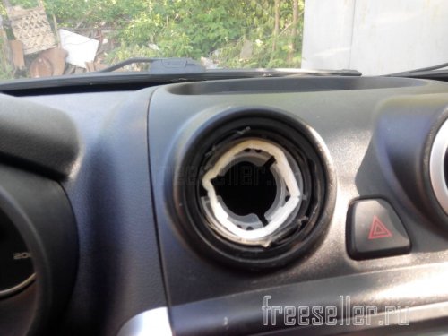 Установка ароматизатора Eikosha Air Spenser в дефлектор панели приборов