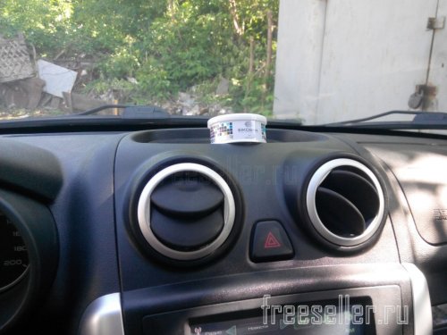 Ароматизатор Eikosha на панели приборов Лада Гранта