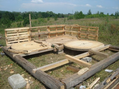 Строительство дома из подднов