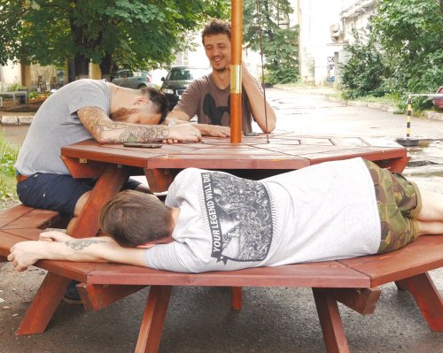 Восьмигранный стол с лавками из досок своими руками