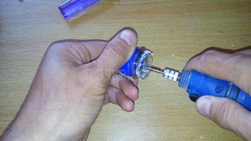 Самодельная фреза из зажигалки на бормашину. Как режет пластмассу.