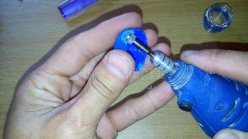 Самодельная фреза из зажигалки на бормашину. Как режет пластмассу.