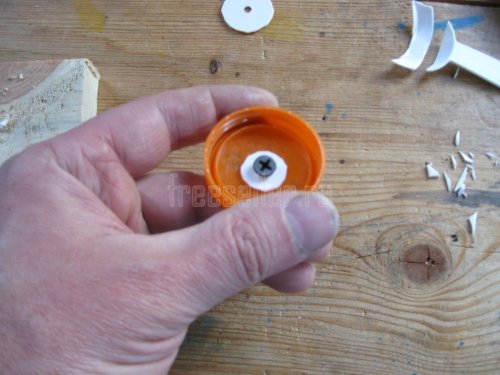 Изготовление колесиков для ящика из крышек от пластиковых бутылок