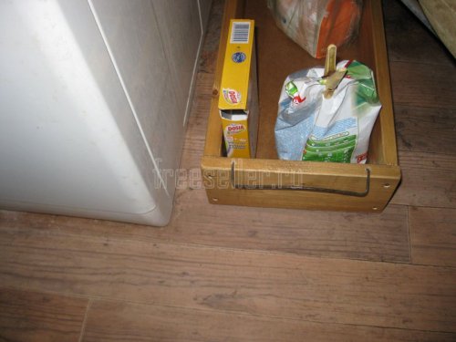 Самодельный ящик с колесиками из крышек от пластиковых бутылок