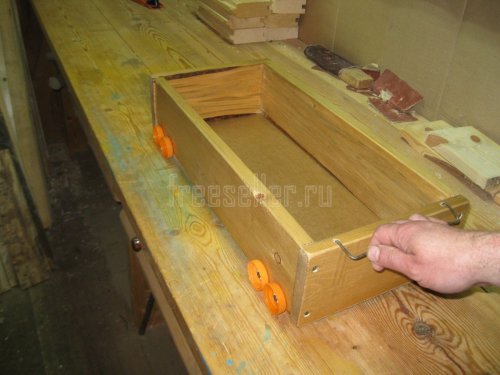 Самодельный ящик с колесиками из крышек от пластиковых бутылок