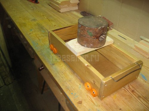 Самодельный ящик с колесиками из крышек от пластиковых бутылок