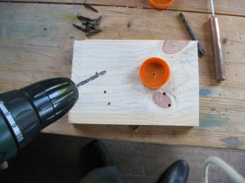 Изготовление колесиков для ящика из крышек от пластиковых бутылок