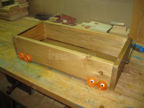 Самодельный ящик с колесиками из крышек от пластиковых бутылок