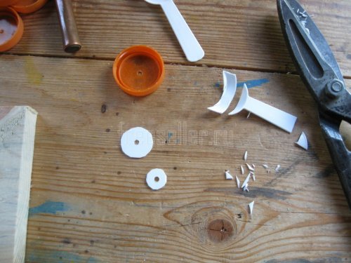 Изготовление колесиков для ящика из крышек от пластиковых бутылок