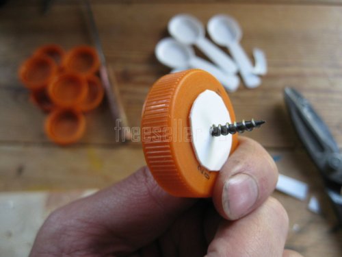 Изготовление колесиков для ящика из крышек от пластиковых бутылок