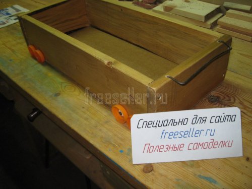 Самодельный ящик с колесиками из крышек от пластиковых бутылок