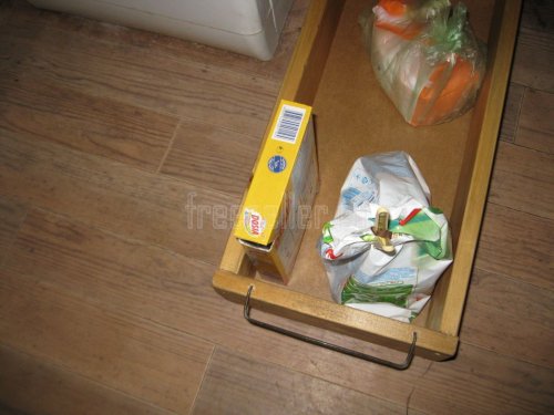 Самодельный ящик с колесиками из крышек от пластиковых бутылок