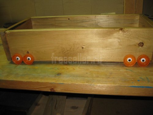 Самодельный ящик с колесиками из крышек от пластиковых бутылок