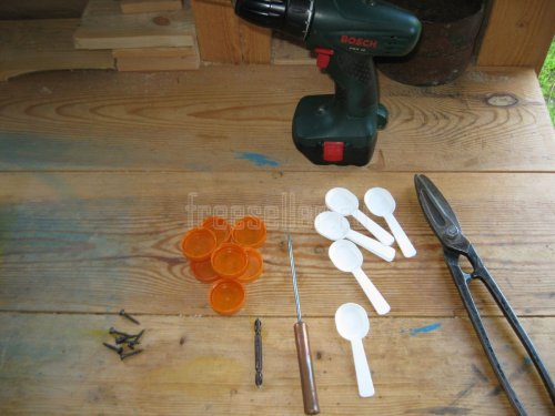 Материалы и инструменты для изготовления колесиков для ящика