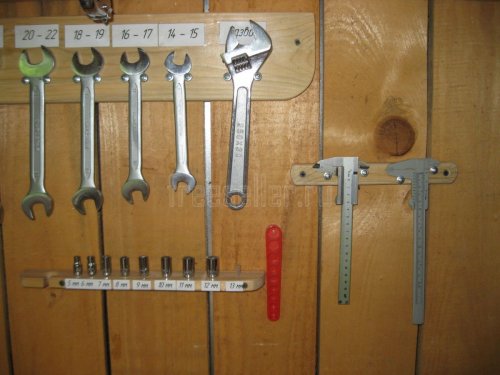 Самодельный держатель для гаечных ключей и штангельциркулей.