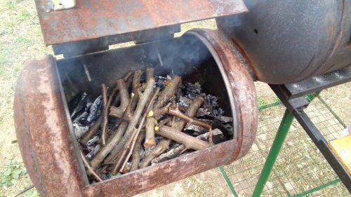 Копчение еды на самодельном мангале коптильне из газового баллона