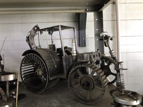 Поделки из автозапчастей. Трактор