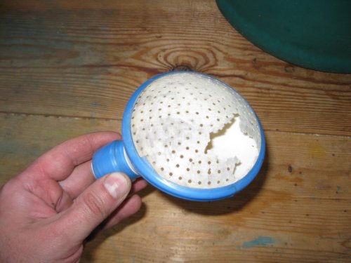 Разбитый поливан от садовой лейки