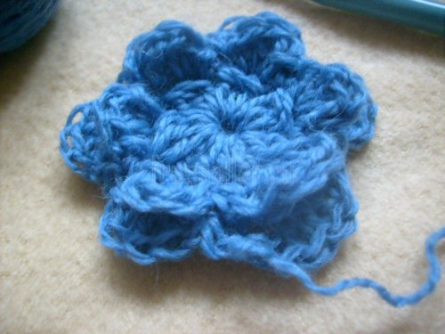 Вязание цветка для украшений изделий своими руками