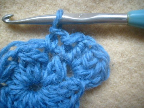 Вязание цветка для украшений изделий своими руками