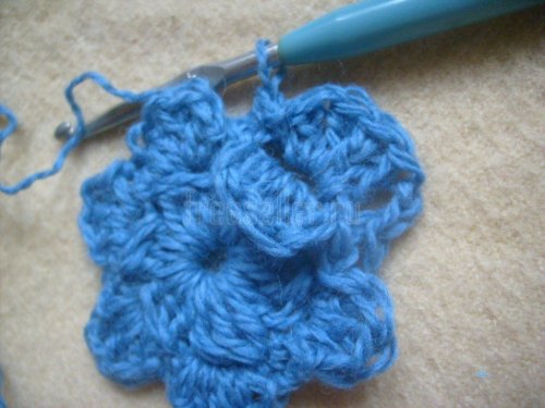 Вязание цветка для украшений изделий своими руками