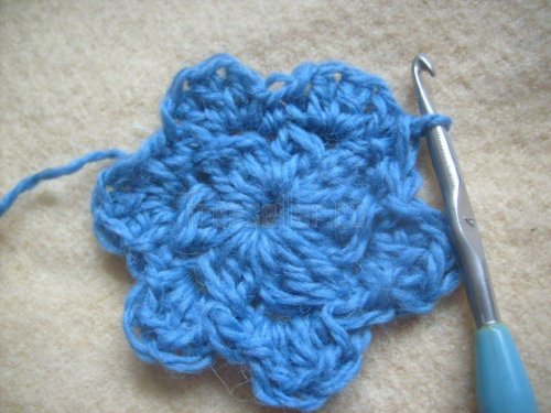 Вязание цветка для украшений изделий своими руками