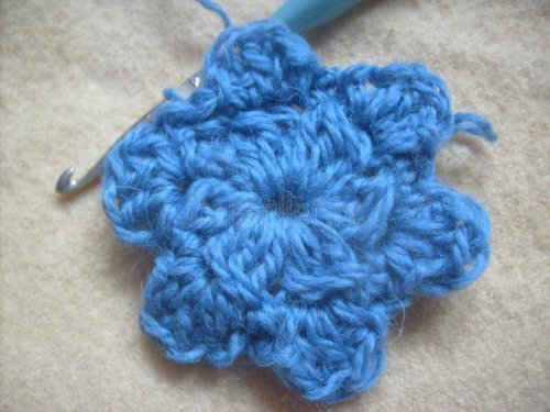 Вязание цветка для украшений изделий своими руками