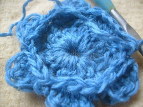 Вязание цветка для украшений изделий своими руками