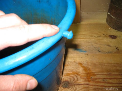 Пластиковое ведро со сломанной ручкой