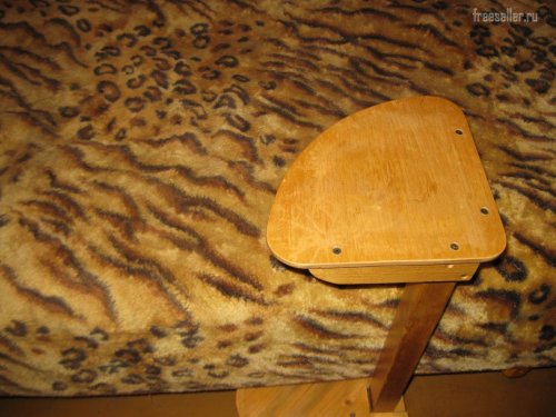 Небольшой самодельный угловой столик своими руками