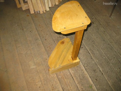 Небольшой самодельный угловой столик