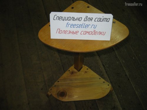 Небольшой самодельный угловой столик