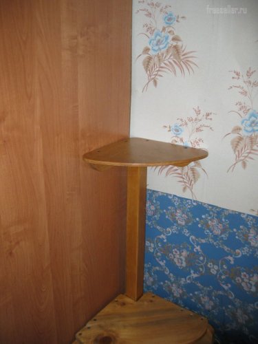 Небольшой самодельный угловой столик своими руками