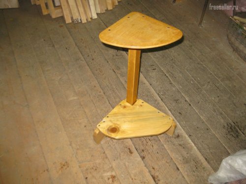 Небольшой самодельный угловой столик