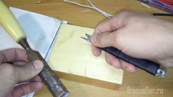 Самодельное приспособление для зачистки проводов