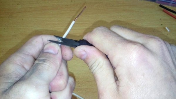 Самодельное приспособление для зачистки проводов