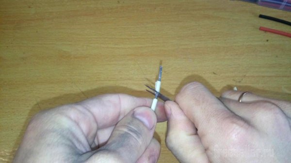 Самодельное приспособление для зачистки проводов