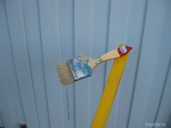 Простое приспособление для чистки водосточных желобов