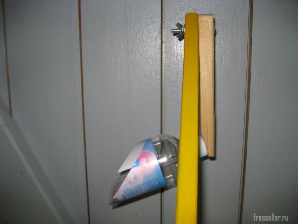 Простое приспособление для чистки водосточных желобов