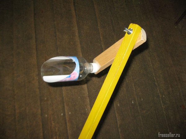 Простое приспособление для чистки водосточных желобов