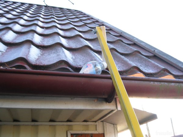 Простое приспособление для чистки водосточных желобов