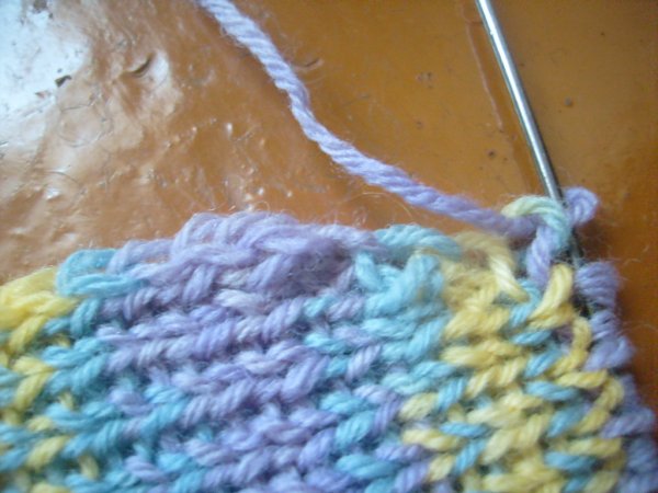 Вяжем своими руками детский шарфик с кудряшками